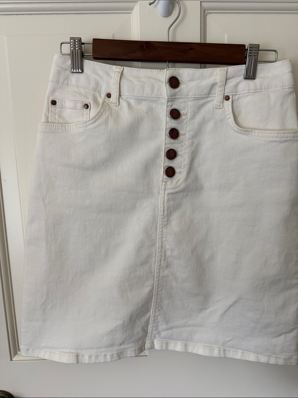 Boden White Denim Button-Front Skirt with Brown Buttons